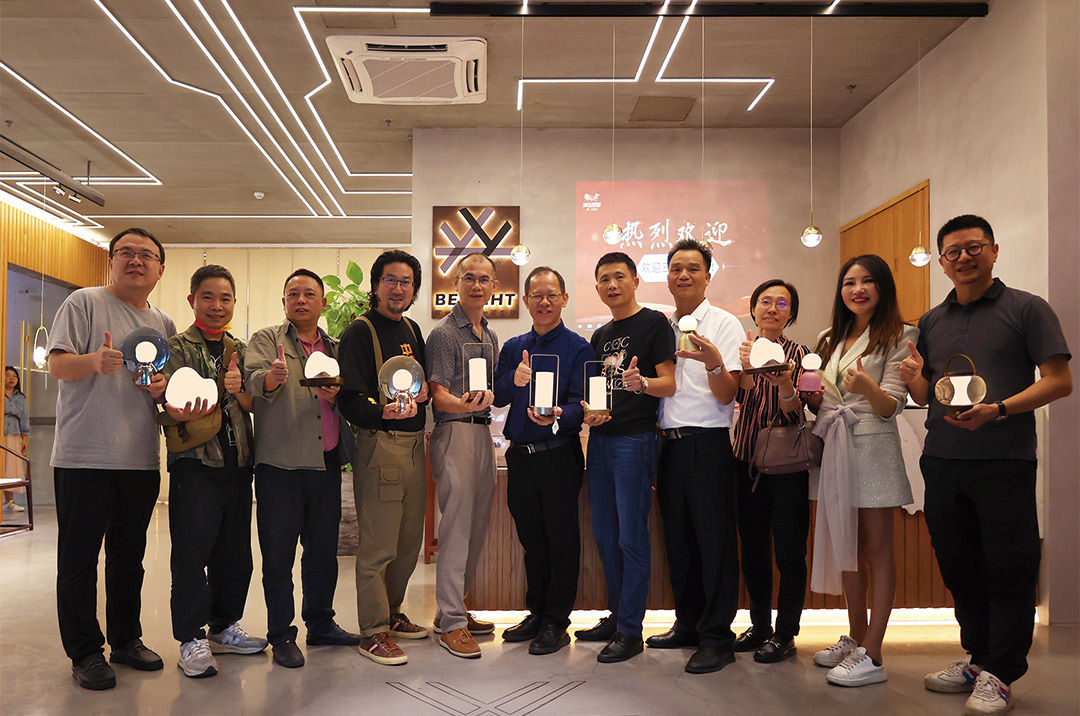 教导同学会前来参观神话照明灯光展厅 